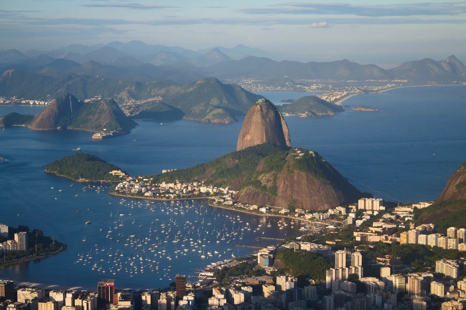 Zuckerhut und Guanabara-Bucht in Rio de Janeiro, Brasilien.